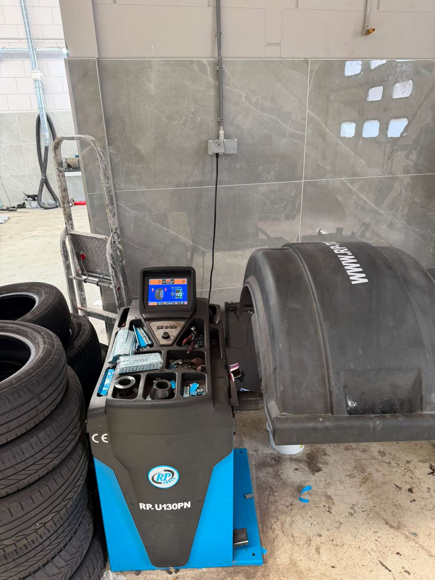 Professionele balanceermachine en banden in de werkplaats van Garage Car Fix